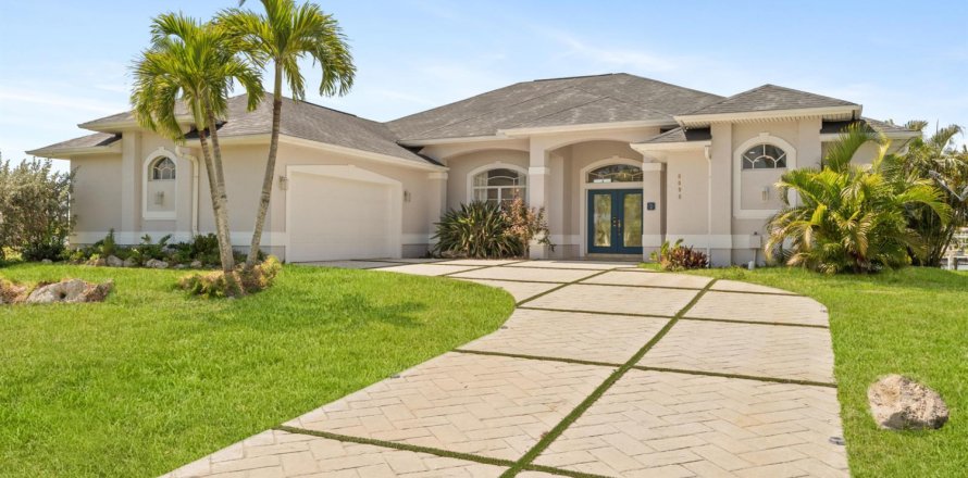House in Port Charlotte, Florida 3 bedrooms, 206.34 sq.m. № 2183473