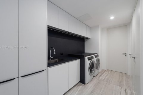 Condominio en venta en Miami, Florida, 4 dormitorios, 427.35 m2 № 2056067 - foto 29