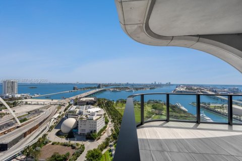Condominio en venta en Miami, Florida, 4 dormitorios, 427.35 m2 № 2056067 - foto 2