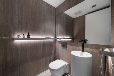 Condominio en venta en Miami, Florida, 4 dormitorios, 427.35 m2 № 2056067 - foto 28