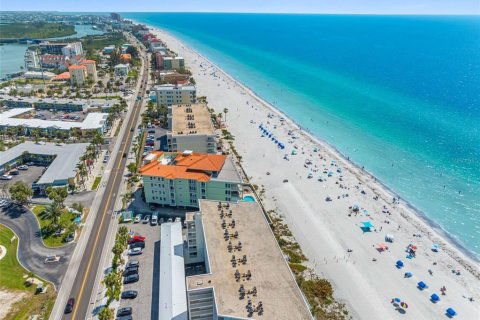 Condo in Indian Rocks Beach, Florida, 1 bedroom № 2233152 - photo 24