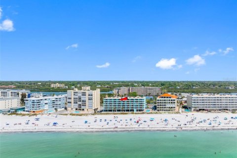Condo in Indian Rocks Beach, Florida, 1 bedroom № 2233152 - photo 30