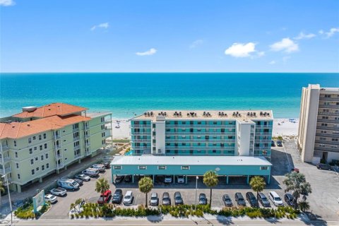 Condo in Indian Rocks Beach, Florida, 1 bedroom № 2233152 - photo 18