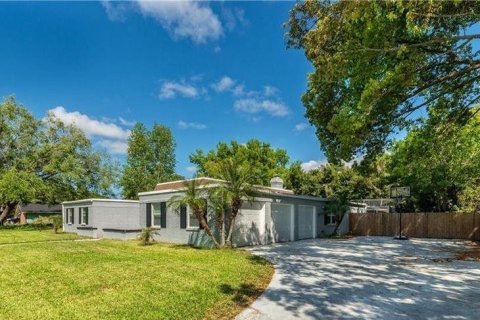 House in Altamonte Springs, Florida 4 bedrooms, 290.04 sq.m. № 2203010 - photo 3