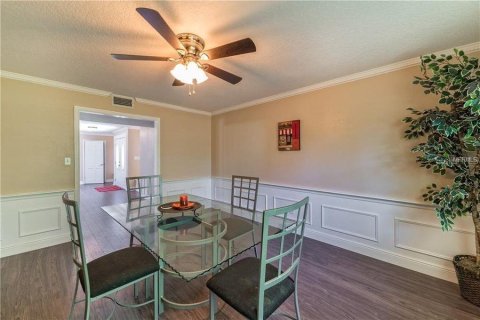 House in Altamonte Springs, Florida 4 bedrooms, 290.04 sq.m. № 2203010 - photo 10