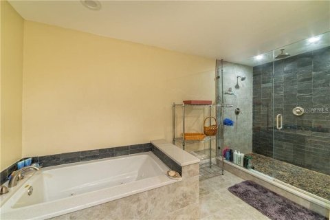House in Altamonte Springs, Florida 4 bedrooms, 290.04 sq.m. № 2203010 - photo 14