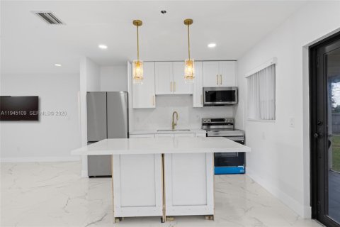 House in Miami, Florida 3 bedrooms, 96.34 sq.m. № 2002273 - photo 10