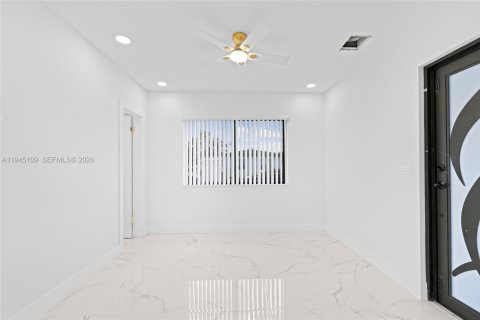 House in Miami, Florida 3 bedrooms, 96.34 sq.m. № 2002273 - photo 11