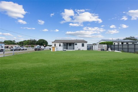 House in Miami, Florida 3 bedrooms, 96.34 sq.m. № 2002273 - photo 23