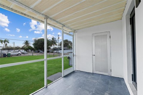House in Miami, Florida 3 bedrooms, 96.34 sq.m. № 2002273 - photo 19