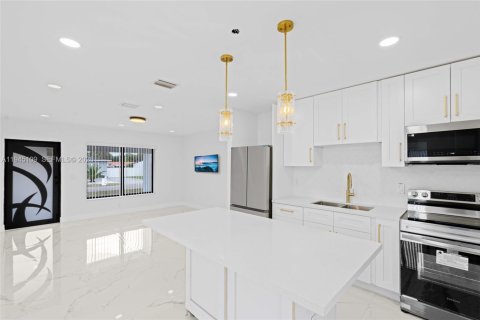 House in Miami, Florida 3 bedrooms, 96.34 sq.m. № 2002273 - photo 5