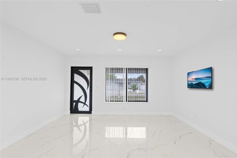 House in Miami, Florida 3 bedrooms, 96.34 sq.m. № 2002273 - photo 6