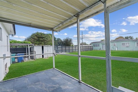 House in Miami, Florida 3 bedrooms, 96.34 sq.m. № 2002273 - photo 20