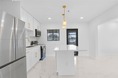 House in Miami, Florida 3 bedrooms, 96.34 sq.m. № 2002273 - photo 9