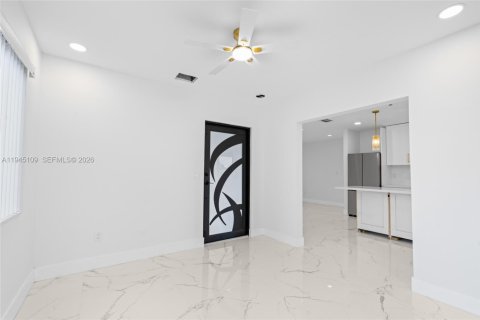 House in Miami, Florida 3 bedrooms, 96.34 sq.m. № 2002273 - photo 14