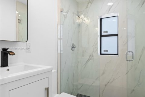 House in Miami, Florida 3 bedrooms, 96.34 sq.m. № 2002273 - photo 13