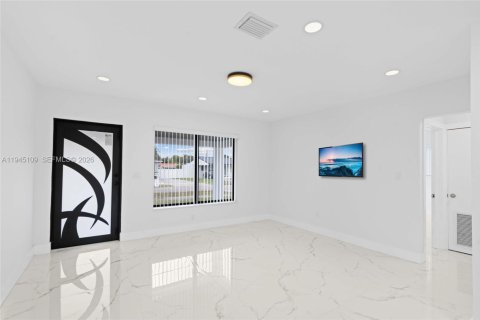 House in Miami, Florida 3 bedrooms, 96.34 sq.m. № 2002273 - photo 7