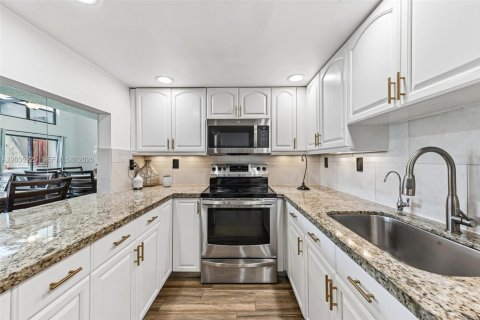 Villa ou maison à vendre à Deerfield Beach, Floride: 2 chambres, 159.61 m2 № 2244159 - photo 10
