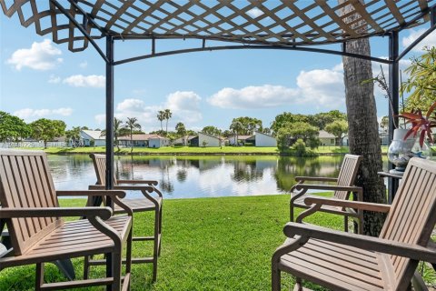 Villa ou maison à vendre à Deerfield Beach, Floride: 2 chambres, 159.61 m2 № 2244159 - photo 2
