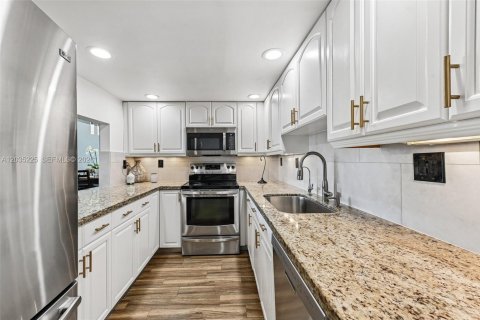Villa ou maison à vendre à Deerfield Beach, Floride: 2 chambres, 159.61 m2 № 2244159 - photo 11