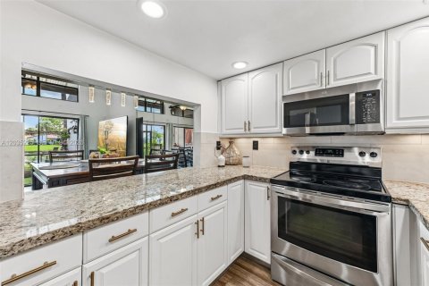 Villa ou maison à vendre à Deerfield Beach, Floride: 2 chambres, 159.61 m2 № 2244159 - photo 12