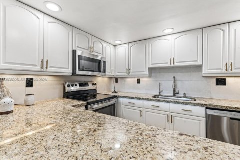 Villa ou maison à vendre à Deerfield Beach, Floride: 2 chambres, 159.61 m2 № 2244159 - photo 13