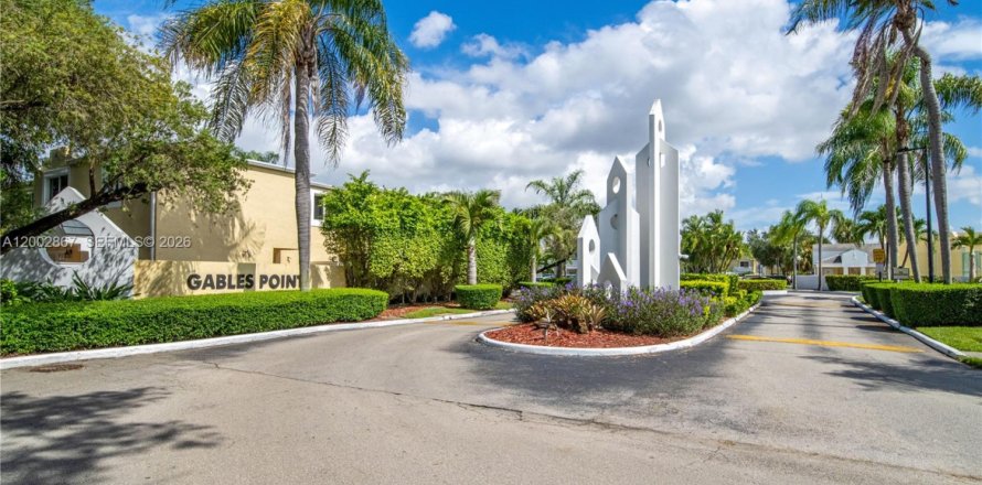 Townhouse in Miami, Florida 2 bedrooms, 92.9 sq.m. № 2066305