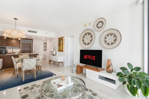 Condo in Miami, Florida, 1 bedroom № 1949292 - photo 1