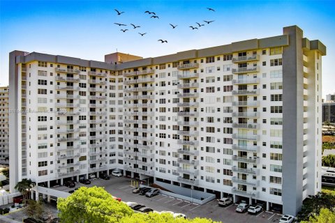 Copropriété à vendre à Hallandale Beach, Floride: 2 chambres, 121.79 m2 № 1977324 - photo 30