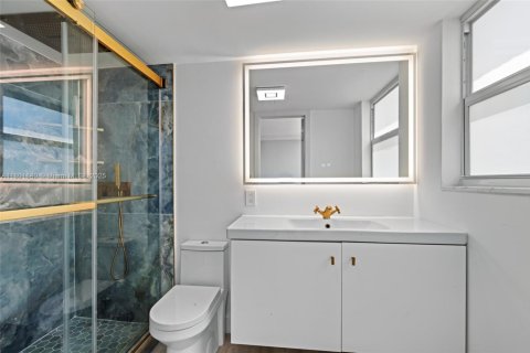 Copropriété à vendre à Hallandale Beach, Floride: 2 chambres, 121.79 m2 № 1977324 - photo 17