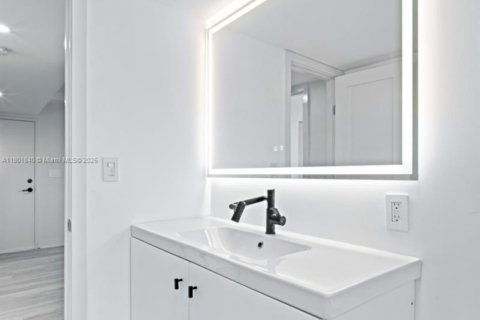 Copropriété à vendre à Hallandale Beach, Floride: 2 chambres, 121.79 m2 № 1977324 - photo 11