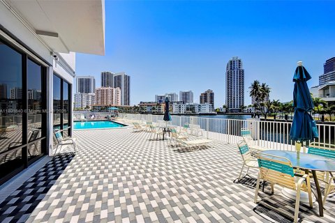 Copropriété à vendre à Hallandale Beach, Floride: 2 chambres, 121.79 m2 № 1977324 - photo 24