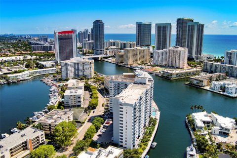 Copropriété à vendre à Hallandale Beach, Floride: 2 chambres, 121.79 m2 № 1977324 - photo 25