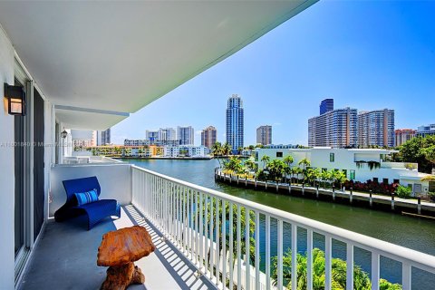 Copropriété à vendre à Hallandale Beach, Floride: 2 chambres, 121.79 m2 № 1977324 - photo 19