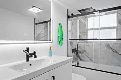 Copropriété à vendre à Hallandale Beach, Floride: 2 chambres, 121.79 m2 № 1977324 - photo 12