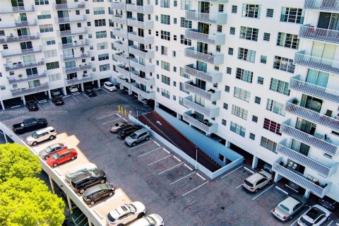 Copropriété à vendre à Hallandale Beach, Floride: 2 chambres, 121.79 m2 № 1977324 - photo 29