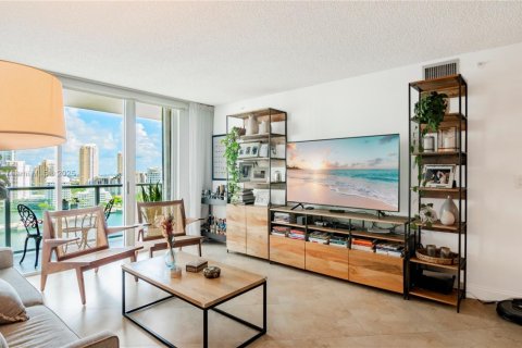Condominio en alquiler en Miami, Florida, 2 dormitorios, 105.91 m2 № 1949983 - foto 1