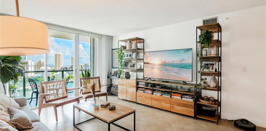 Condominio en Miami, Florida, 2 dormitorios  № 1949983