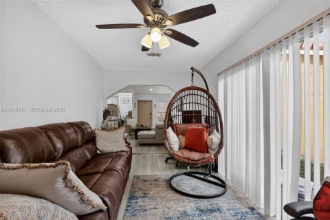 Casa en alquiler en Miami Gardens, Florida, 3 dormitorios, 134.15 m2 № 1993734 - foto 15