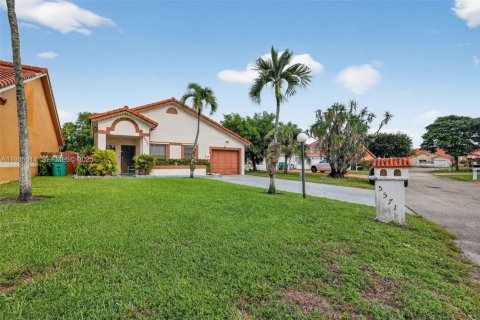 Casa en alquiler en Miami Gardens, Florida, 3 dormitorios, 134.15 m2 № 1993734 - foto 3