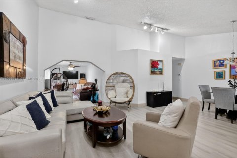 Casa en alquiler en Miami Gardens, Florida, 3 dormitorios, 134.15 m2 № 1993734 - foto 7