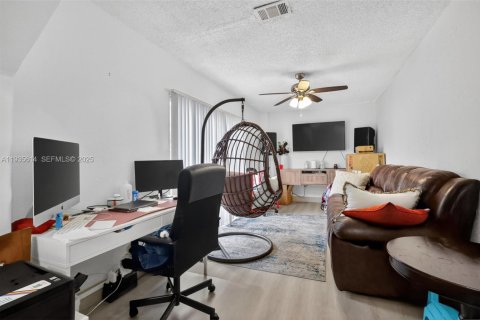 Casa en alquiler en Miami Gardens, Florida, 3 dormitorios, 134.15 m2 № 1993734 - foto 14