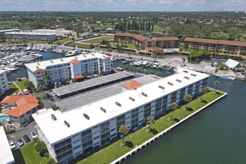 Condo in North Palm Beach, Florida, 2 bedrooms № 2242800 - photo 8