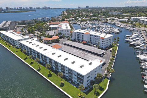 Condo in North Palm Beach, Florida, 2 bedrooms № 2242800