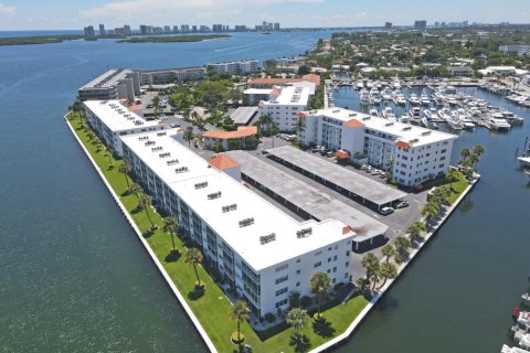 Condo in North Palm Beach, Florida, 2 bedrooms № 2242800 - photo 11