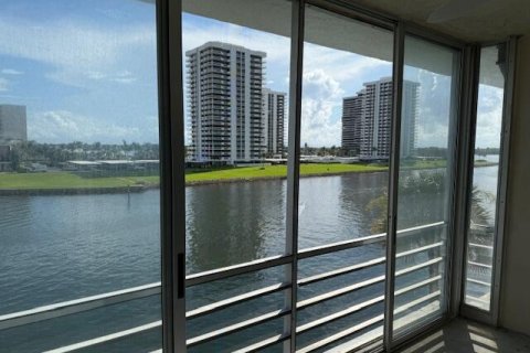 Condo in North Palm Beach, Florida, 2 bedrooms № 2242800 - photo 5