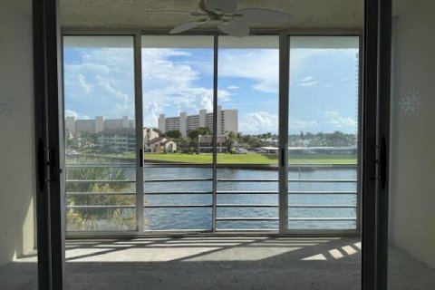 Condo in North Palm Beach, Florida, 2 bedrooms № 2242800 - photo 17