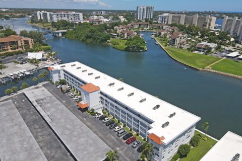 Condo in North Palm Beach, Florida, 2 bedrooms № 2242800 - photo 3