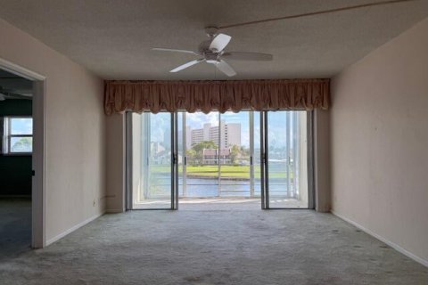 Condo in North Palm Beach, Florida, 2 bedrooms № 2242800 - photo 13