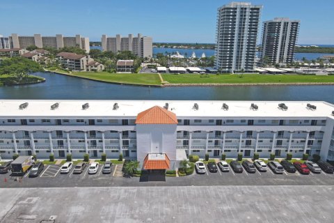 Condo in North Palm Beach, Florida, 2 bedrooms № 2242800 - photo 2